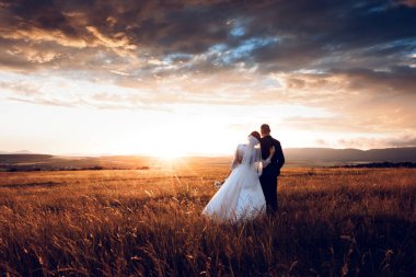 Gelin ve damat el ele tutuşur ve doğanın ortasında geleceğe bakar. Yeni evliler birlikte yürür. Düğün fotoğrafçılığı, ölüm bizi ayırana kadar.
