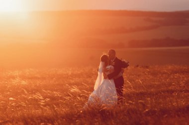 Gelin ve damat el ele tutuşur ve doğanın ortasında geleceğe bakar. Yeni evliler birlikte yürür. Düğün fotoğrafçılığı, ölüm bizi ayırana kadar.