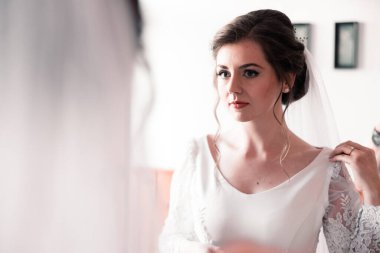 Ellerinde alyanslar tutan genç çift, düğün günü, havada aşk kokusu var.