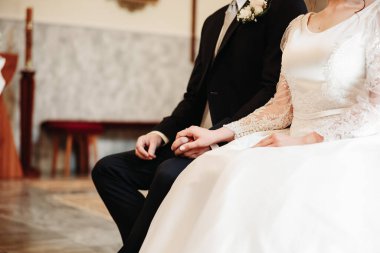 Eller, evlilik yüzüklü kadın ve erkeğin resmi, damat ve gelin büyük günde, aşk