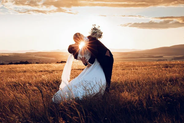 Gelin ve damat el ele tutuşur ve doğanın ortasında geleceğe bakar. Yeni evliler birlikte yürür. Düğün fotoğrafçılığı, ölüm bizi ayırana kadar.