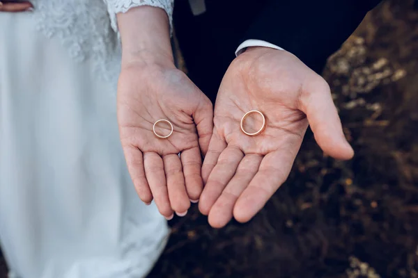 Junges Paar Hält Trauringe Händen Hochzeitstag Liebe Liegt Der Luft — Stockfoto