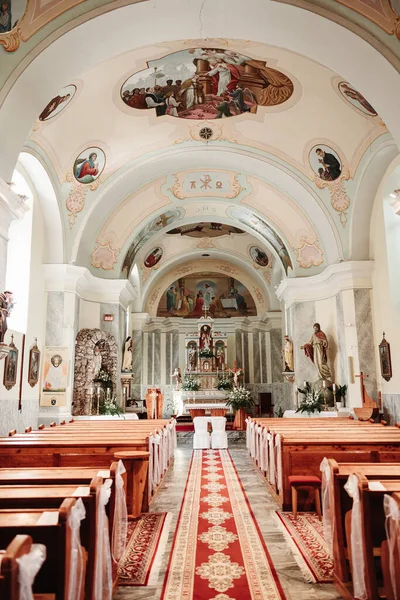 Una Hermosa Iglesia Antigua Que Está Decorada Durante Día Boda — Foto de Stock