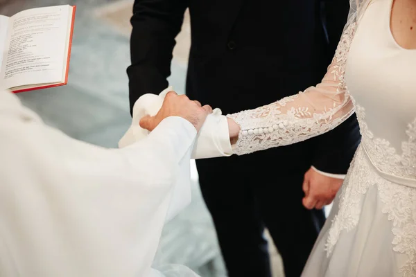 Ruce Fotografie Muže Ženy Snubním Prstenem Ženich Nevěsta Během Velkého — Stock fotografie