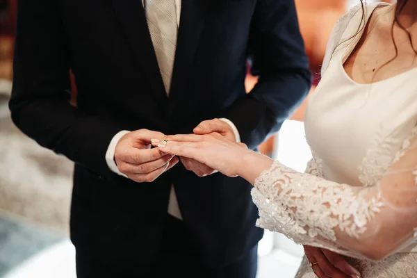 결혼반지를 남녀의 결혼식 — 스톡 사진