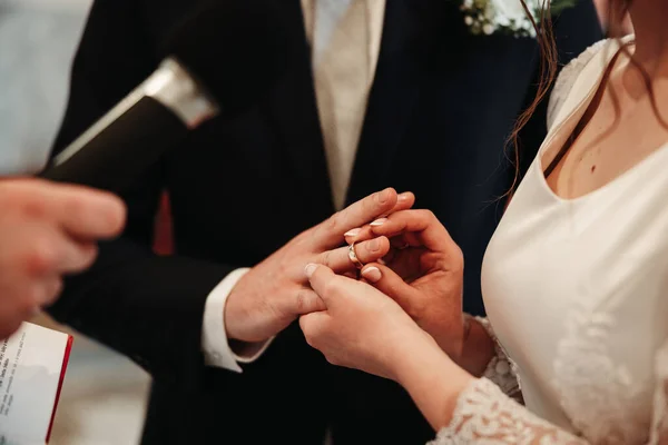 Eller Evlilik Yüzüklü Kadın Erkeğin Resmi Damat Gelin Büyük Günde — Stok fotoğraf