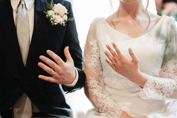 Młoda Para Trzyma Obrączki Rękach Dzień Ślubu Miłość Wisi Powietrzu — Zdjęcie stockowe