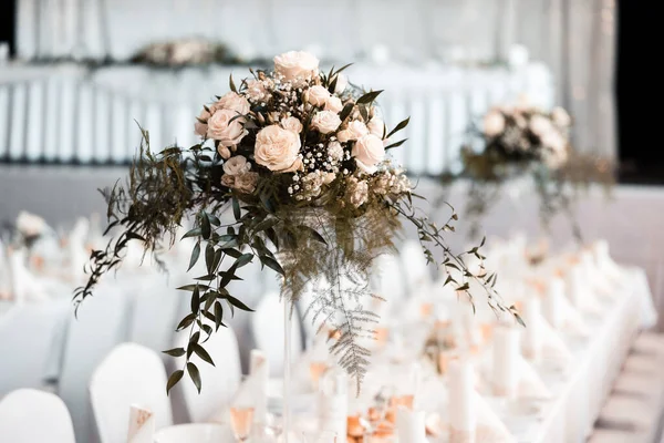 花や食べ物と結婚テーブル — ストック写真