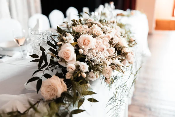花や食べ物と結婚テーブル — ストック写真
