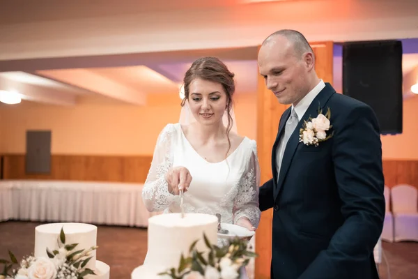 Yeni Evliler Düğün Resepsiyonunda Birbirlerinin Pastalarını Kesiyorlar Çok Güzel Dekore — Stok fotoğraf