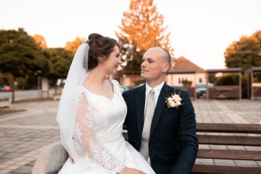 Birbirini seven gençler şehirde kalır, gelin ve damat birbirlerine bakar, aşk, düğün fotoğrafçılığı, ölüm bizi ayırana kadar.