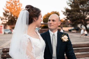 Birbirini seven gençler şehirde kalır, gelin ve damat birbirlerine bakar, aşk, düğün fotoğrafçılığı, ölüm bizi ayırana kadar.