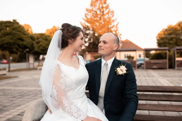 Birbirini seven gençler şehirde kalır, gelin ve damat birbirlerine bakar, aşk, düğün fotoğrafçılığı, ölüm bizi ayırana kadar.