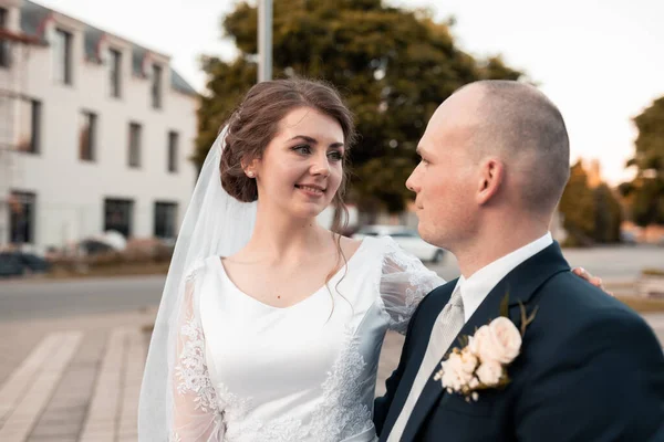 Birbirini seven gençler şehirde kalır, gelin ve damat birbirlerine bakar, aşk, düğün fotoğrafçılığı, ölüm bizi ayırana kadar.