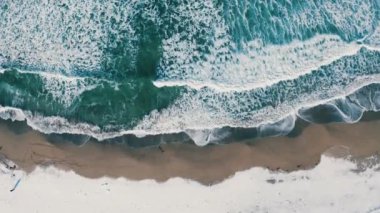 4K insansız hava aracı çekimi, Lofoten plaj dalgaları, Norveç plajı, Norveç dalgaları, Norveç denizi, kış ve deniz, dalgalı deniz, Lofoten manzaralı plajı, Uttakleiv kıyısı, sahile doğru dalgalar, muazzam okyanus dalgaları.,