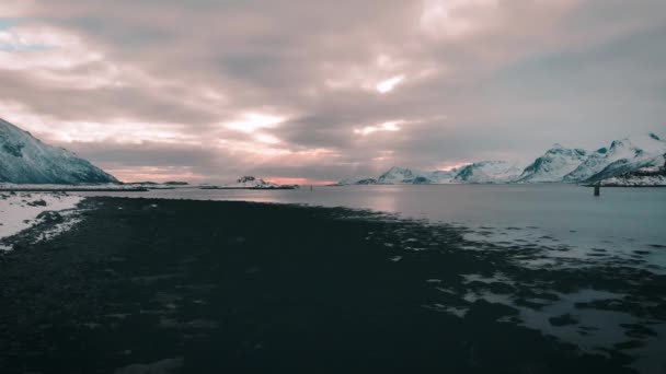 落日在罗浮敦 罗浮敦海岸被群山环绕 4K无人驾驶飞机在罗浮敦上空盘旋 挪威风景如画的山脉 挪威峡湾的石质海岸 挪威的冬季气候 — 图库视频影像