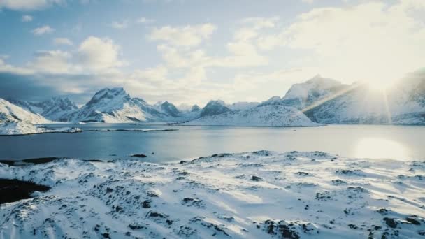 ノルウェーのフィヨルドの4Kドローンショット ノルウェーの夕日の景色 北欧の山々 ノルウェーの自然 ノルウェーの美しい冬の雰囲気 雪の山 — ストック動画