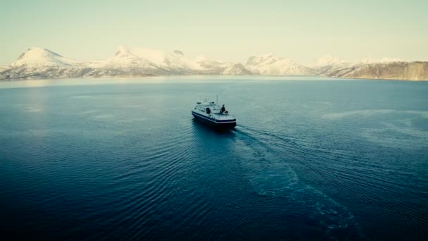 Norveç Fiyortlarına Ulaşan Feribot Tekne Deniz Drone Atışı Tekne Lofoten — Stok video