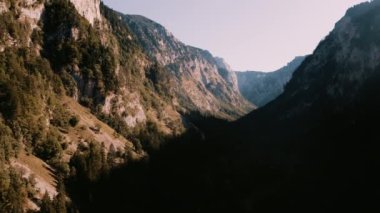 Durmitor Milli Parkı 'nın gerçek görüntüsü. Dağın yarısı gölgede, diğer yarısı ise Montenegro' daki vadinin üzerinde parlayan 45 'lik insansız hava aracı. Karadağ' daki son güneş ışınları..