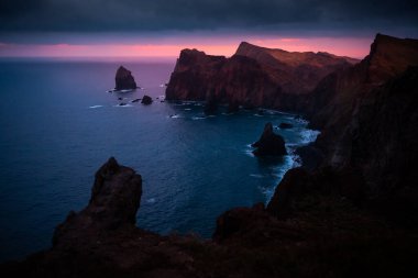 Böylece Loureno, manzaranın drone görüntüsü ve okyanusun üzerinde yükselen bir uçurum, kıvrımları görebilirsiniz.,