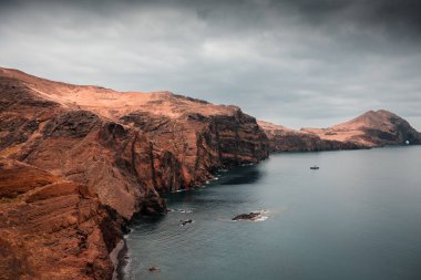  İHA görüntüsü So Loureno 'ya, Madeira adasının en doğusundaki yere. Tek tek kayaların oluşum, seyahat, güzel manzara boyunca nasıl katmanlandığına bakın.