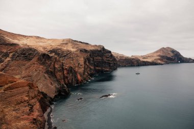  İHA görüntüsü So Loureno 'ya, Madeira adasının en doğusundaki yere. Tek tek kayaların oluşum, seyahat, güzel manzara boyunca nasıl katmanlandığına bakın.