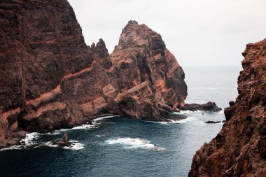  İHA görüntüsü So Loureno 'ya, Madeira adasının en doğusundaki yere. Tek tek kayaların oluşum, seyahat, güzel manzara boyunca nasıl katmanlandığına bakın.