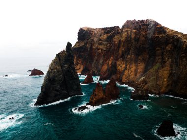  İHA görüntüsü So Loureno 'ya, Madeira adasının en doğusundaki yere. Tek tek kayaların oluşum, seyahat, güzel manzara boyunca nasıl katmanlandığına bakın.