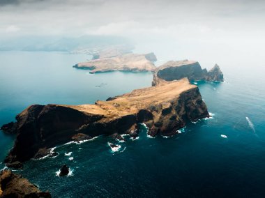 Ponta de So Loureno, Madeira adasının en doğusunda yer alan bir şehirdir. İnsansız hava aracından, okyanustan fırlatılan iki adaya geçen dar bir ismus şeklindedir.
