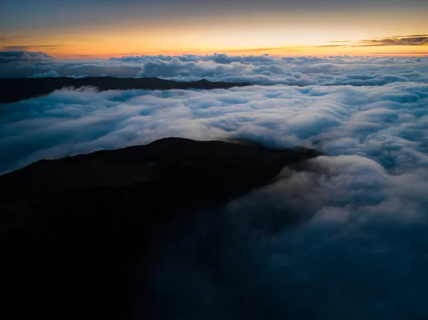 ドローンからのショット グランデのショット 太陽の光に包まれた風景 雲の下の雄大な山々 — ストック写真