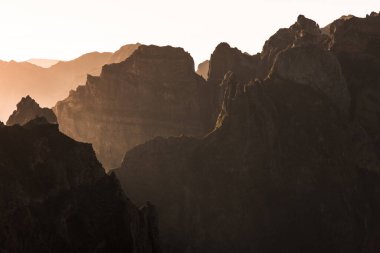 Pico do Arieiro, Madeira Adası 'nın üçüncü en yüksek tepesidir ve bulutlarla örtülü bir hava aracının en popüler gündoğumu noktalarından biridir.