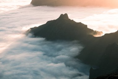 Pico do Arieiro, Madeira Adası 'nın üçüncü en yüksek tepesidir ve bulutlarla örtülü bir hava aracının en popüler gündoğumu noktalarından biridir.
