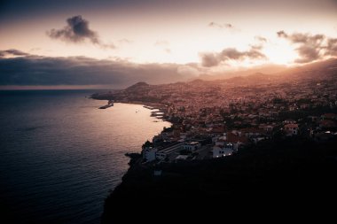 Funchal şehrinin insansız hava aracı görüntüsü, ışıklar ve karanlık.