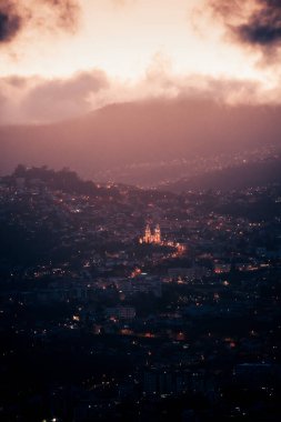 Funchal şehrinin insansız hava aracı görüntüsü, ışıklar ve karanlık.