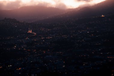 Funchal şehrinin insansız hava aracı görüntüsü, ışıklar ve karanlık.