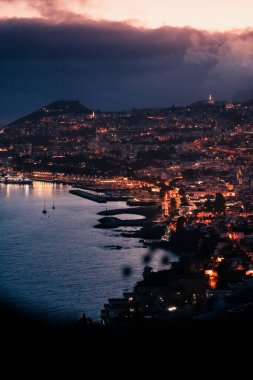 Funchal şehrinin insansız hava aracı görüntüsü, ışıklar ve karanlık.