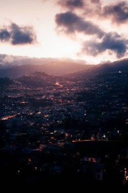 Funchal şehrinin insansız hava aracı görüntüsü, ışıklar ve karanlık.