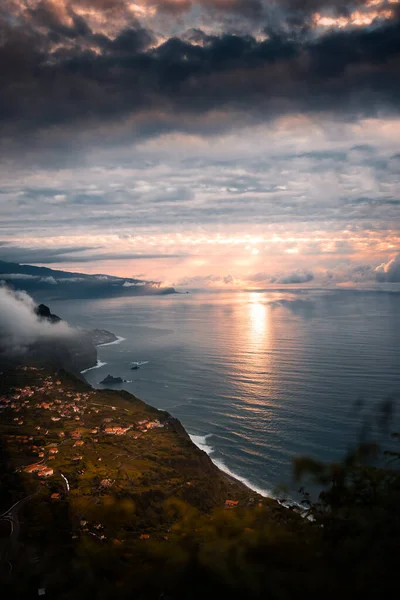 Miradouro da Beira da Quinta 'dan Arco de Sao Jorge' ye ait görüntü, resimli manzara, uçurum ve denizin insansız hava aracı görüntüsü