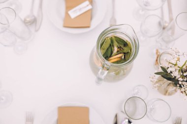 Düğün masasının fotoğrafı ve üzerinde detaylar var.