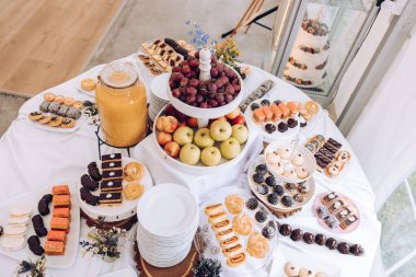 Bir masa dolusu kurabiye, lezzetli tatlılar, bir düğün masası, bir sürü renk ve tat.