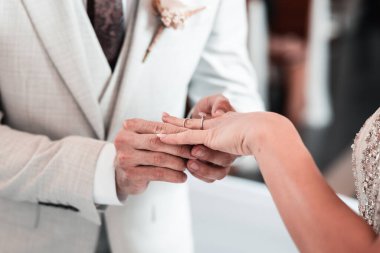 Kilisede sevgi ve sadakat sözü veren ve evlilik yüzüklerini, aşklarını, düğünlerini, kiliselerini değiş tokuş eden iki genç insanın güzel resimleri.