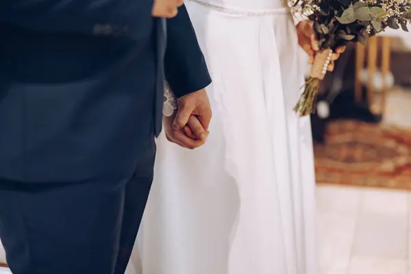 신혼부부는 서로를 잡고있다 아름다운 드레스의 정장에 결혼식 — 스톡 사진
