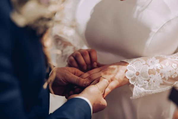 教会で愛と忠誠を約束し 結婚指輪 結婚式 教会を交換する2人の若者の手の美しいショット — ストック写真