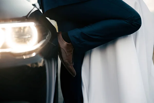Homem Terno Uma Mulher Vestido Encostado Carro Preto — Fotografia de Stock