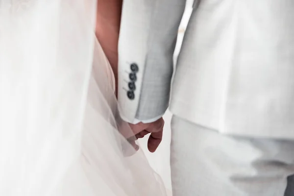 Friss Házasok Ölelik Egymást Menyasszony Egy Gyönyörű Fehér Ruhában Vőlegény — Stock Fotó