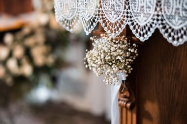  Kilisedeki düğün dekorasyonunun beyaz çiçekleri.