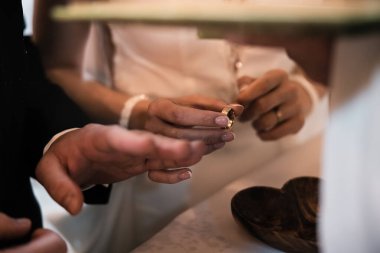  Kilisedeki düğün dekorasyonunun beyaz çiçekleri.