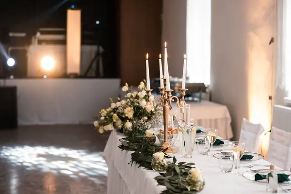 婚礼大厅的照片 装饰着鲜花和灯光 桌子上摆放着餐具和漂亮的装饰品 婚礼当天 — 图库照片