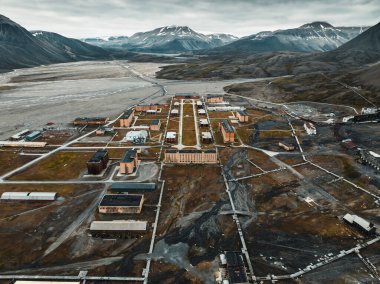 Svalbard 'da bir turizm merkezi haline gelen Norveç takımadaları üzerinde terk edilmiş bir Sovyet kömür madenciliği yerleşkesi olan Piramiden' in insansız hava aracı çekimi.