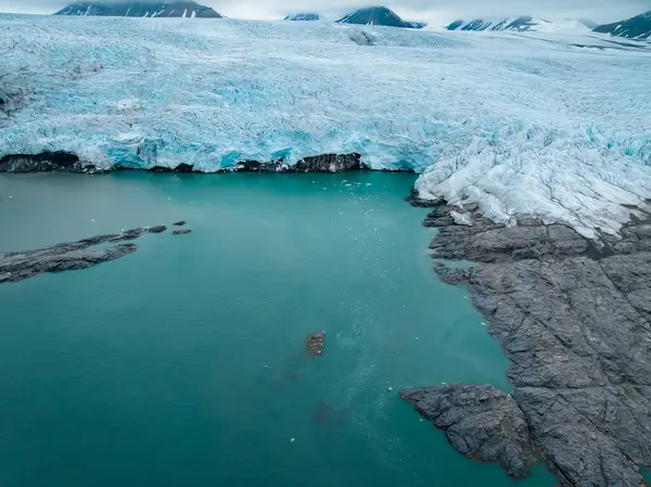 Drone Shot Ενός Παγόβουνου Στο Svalbard Ένα Μεγάλο Κομμάτι Παγόβουνου Φωτογραφία Αρχείου